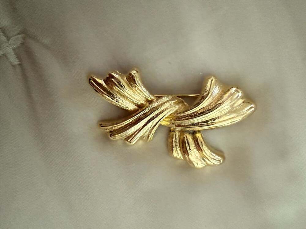 Gerrys Gold Tone Textured Ribbon Bow Brooch Pin